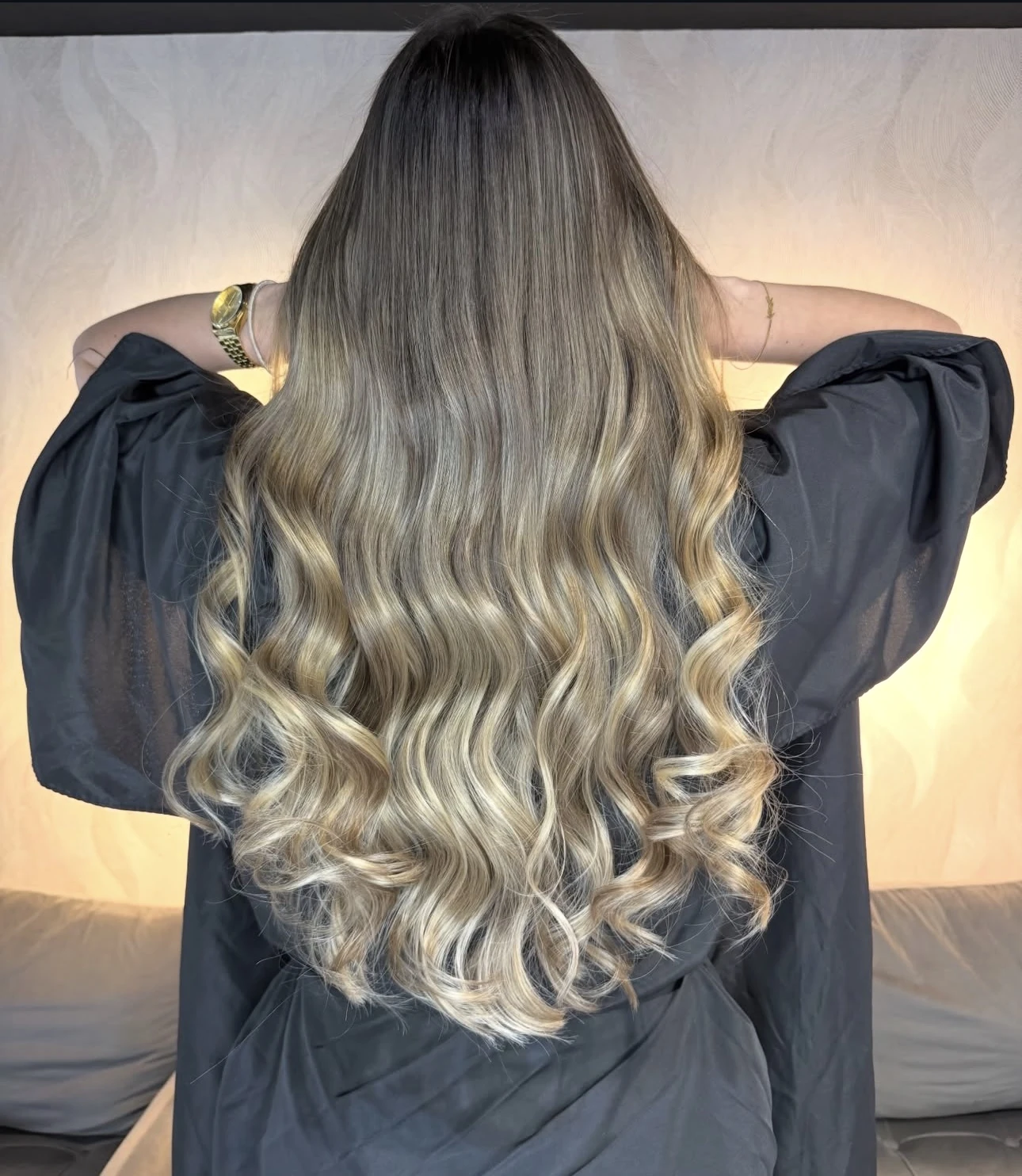 Después: balayage con ondas doradas