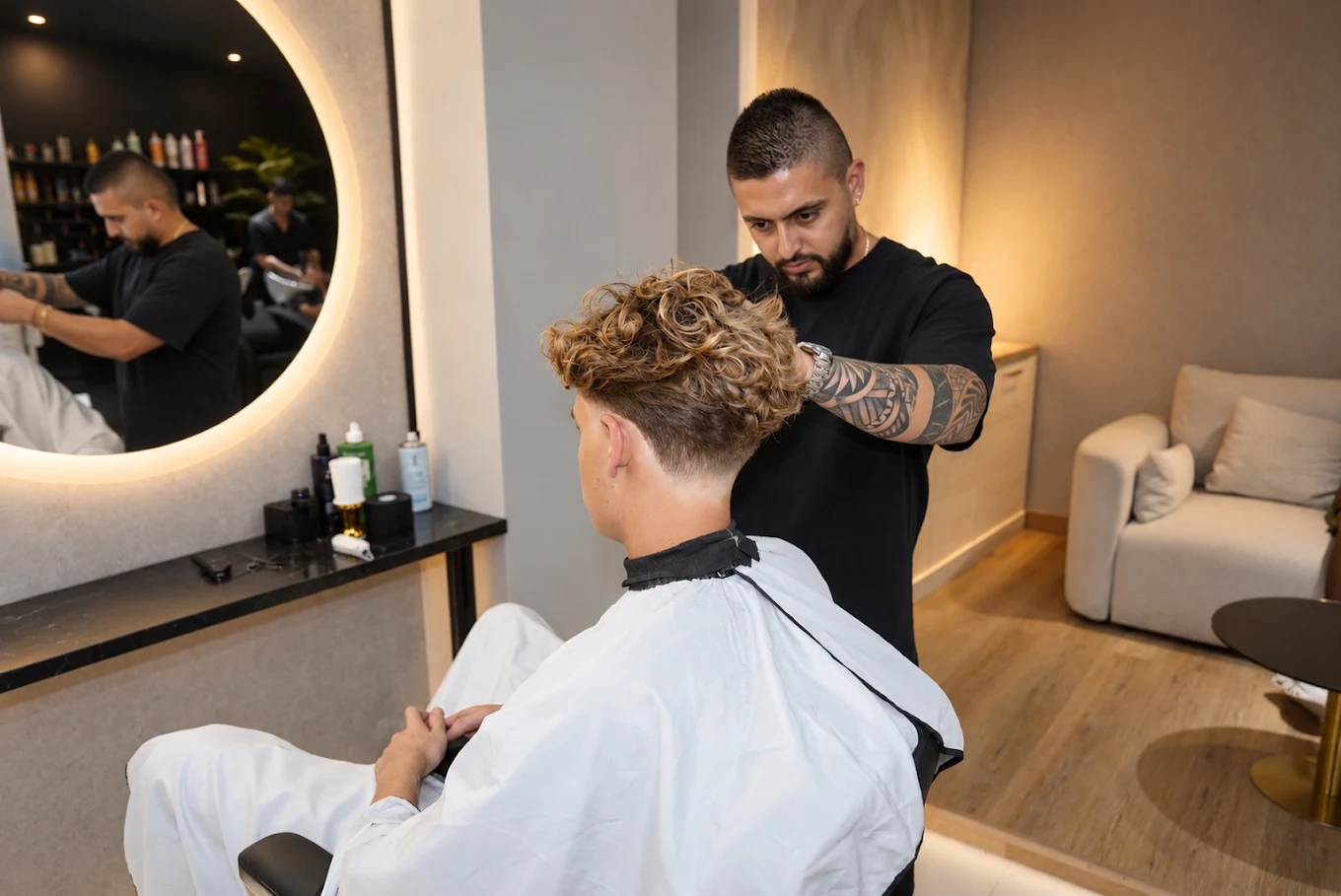 Estilista de Le Rêve cortando cabello