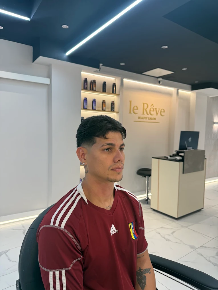 Corte de cabello masculino en Le Rêve