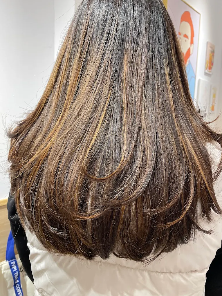 Babylights y corte en cabello castaño